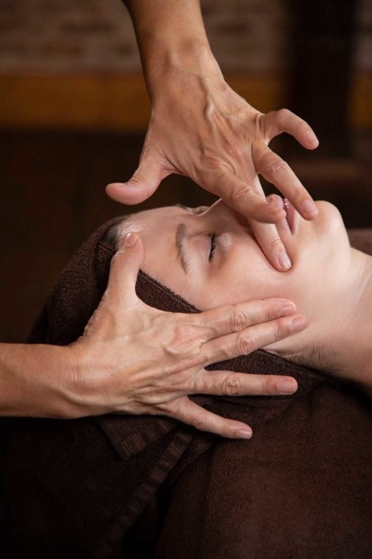 Kobido : massage facial japonais combinant drainage lymphatique, acupression et stimulation musculaire pour un lifting naturel